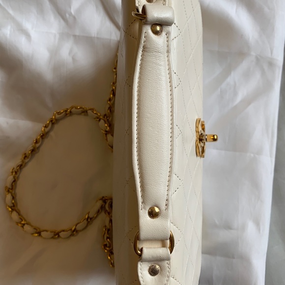 CHANEL Classic Lambskin Vintage Flap Bag - Picture 5 of 7